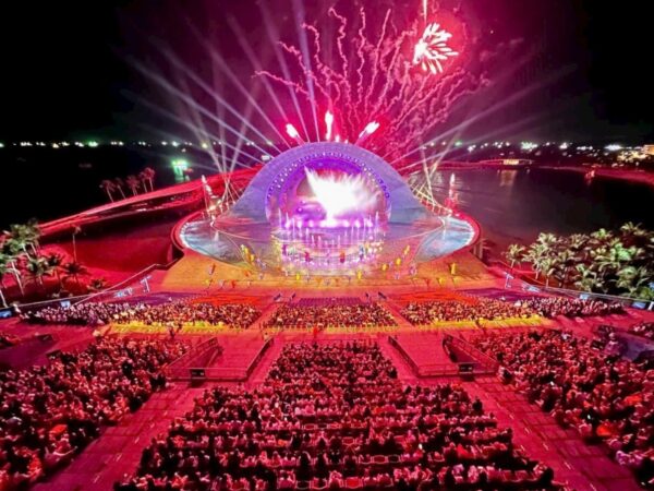 Straight view kiss of the sea show beside many enjoyable audience