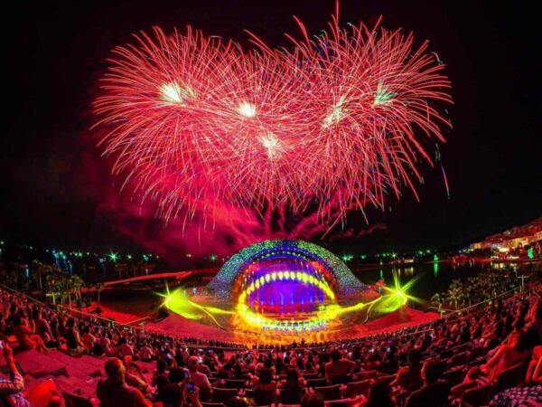 Stunning fireworks show, ending the kiss of the sea show