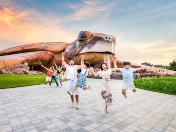 Taking family photos at Aquarium Turtle entrance