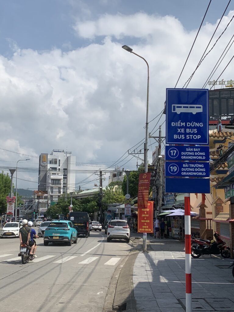 Sung hung co tu - night market bus stop