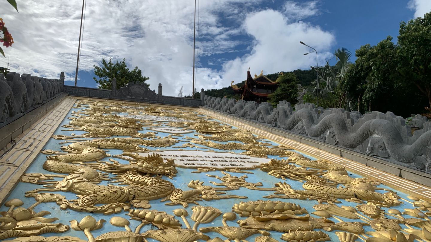 The wall with dragon at the middle of Pagoda