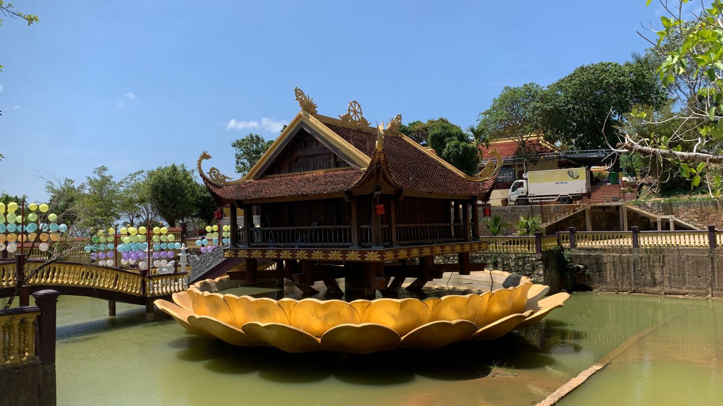 A small hall in the middle of the small lake which is look like the lotus
