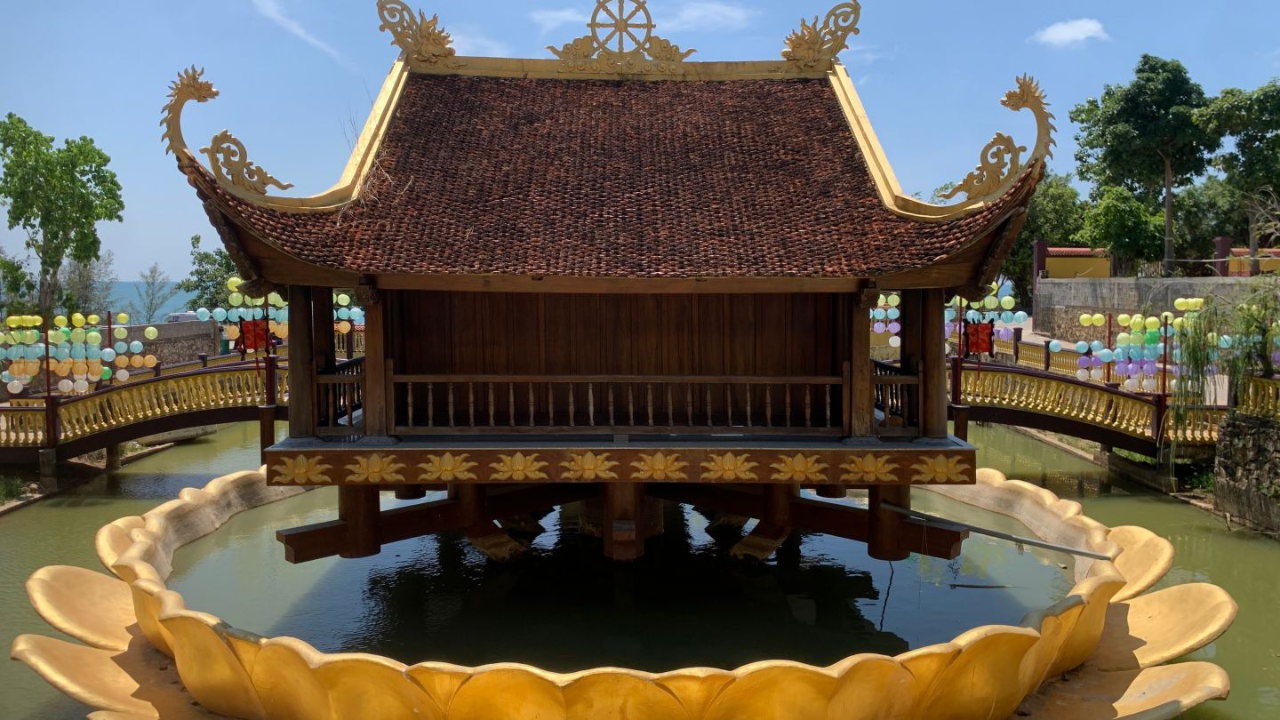 A small hall in the middle of the small lake which is look like the lotus