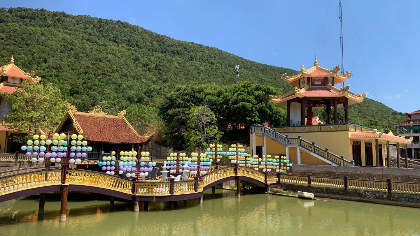 a bridge lead to the small hall inside Phu Quoc Pagoda