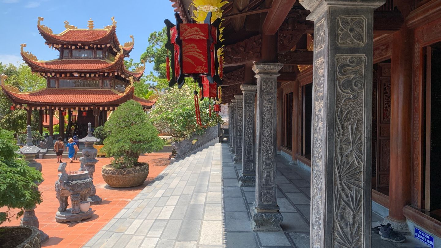 Pillars at the main hall of Phu Quoc Pagoda
