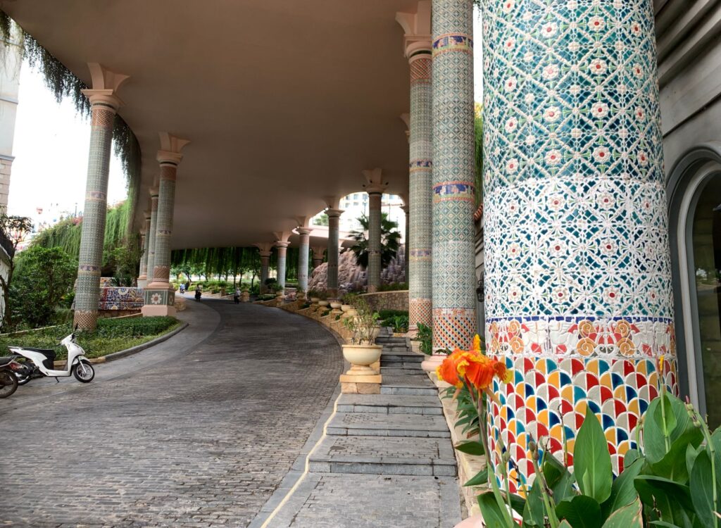 The steep path next to the big pillar