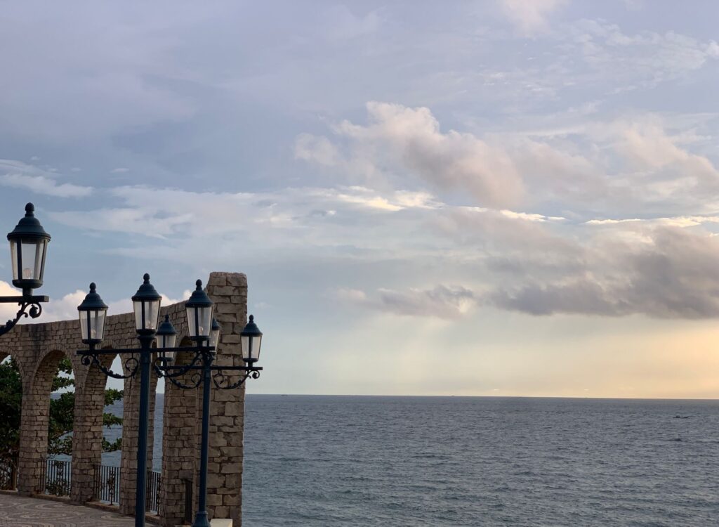 Stunning Ocean view under the big pillar of Cable car