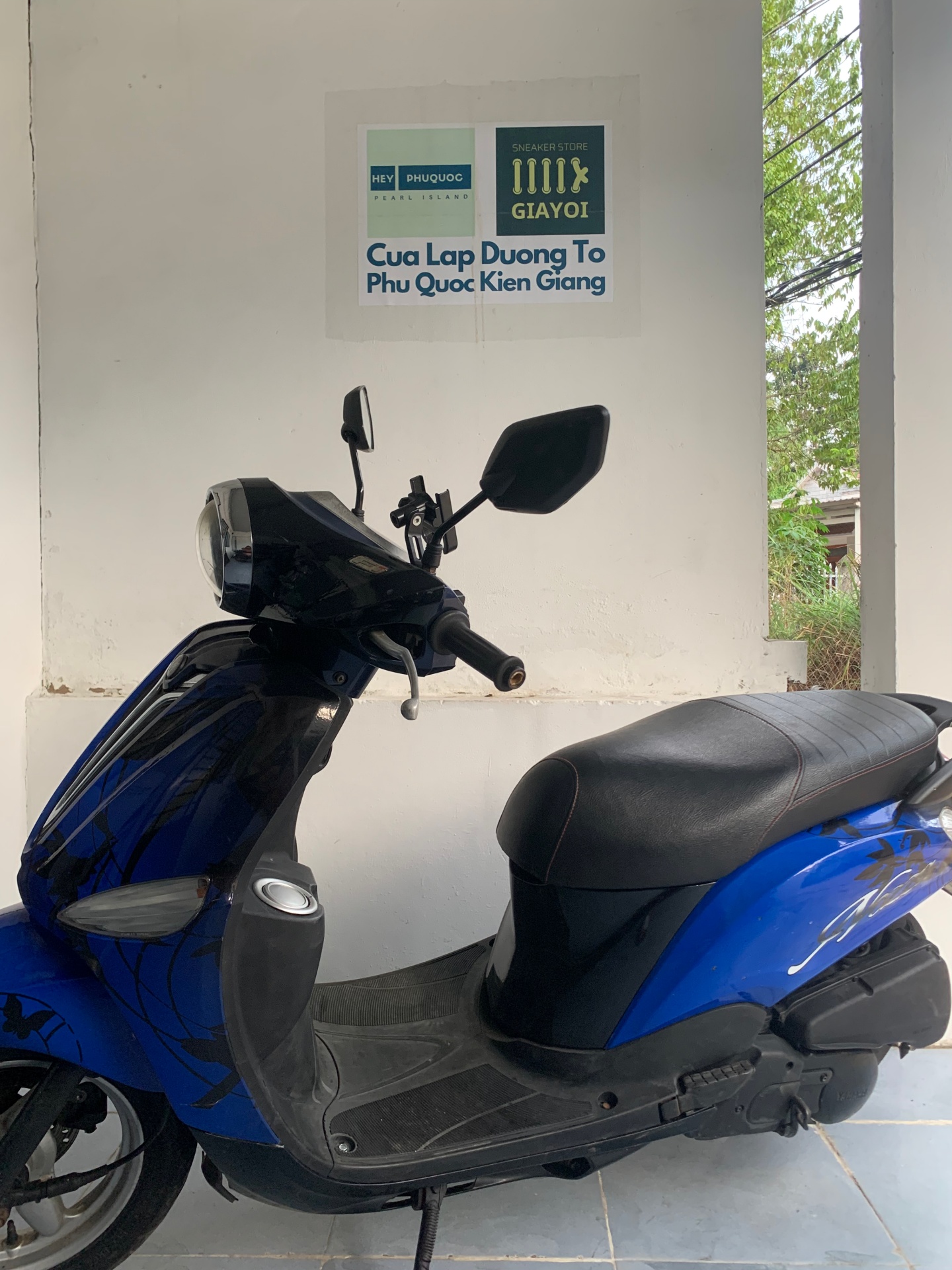 small scooter with spacious footrest