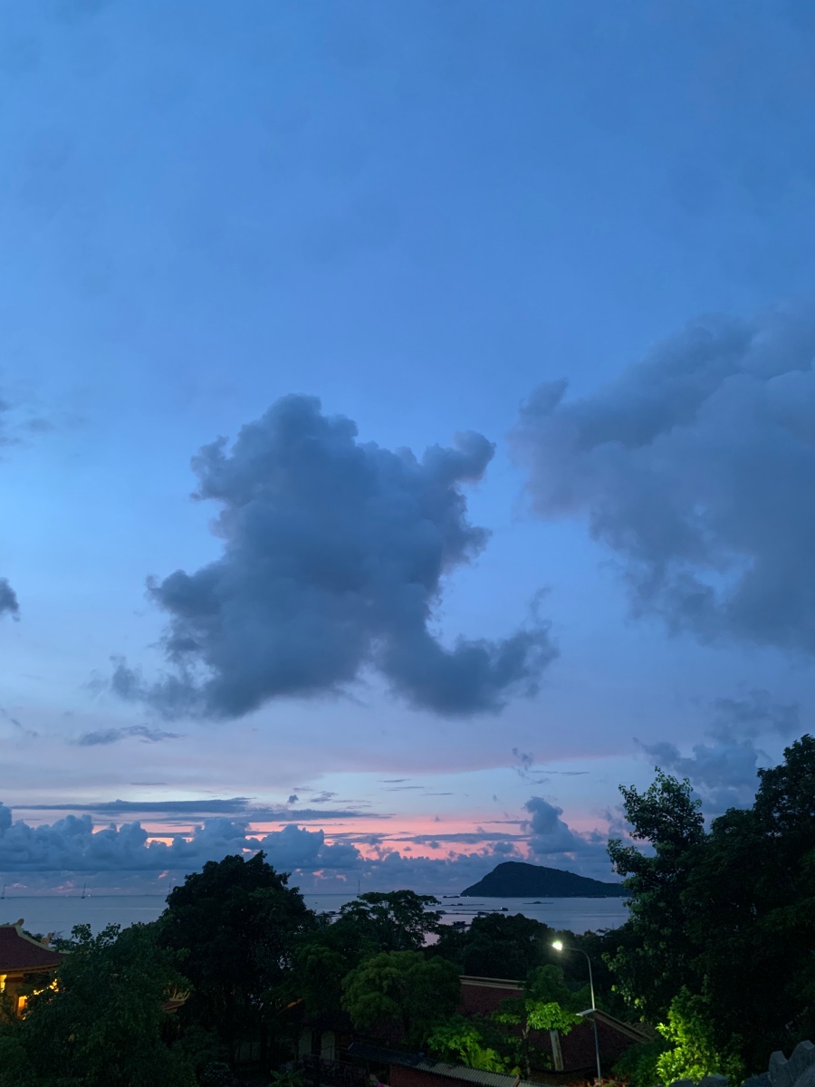 Sunrise cloud at Phu Quoc Pagoda